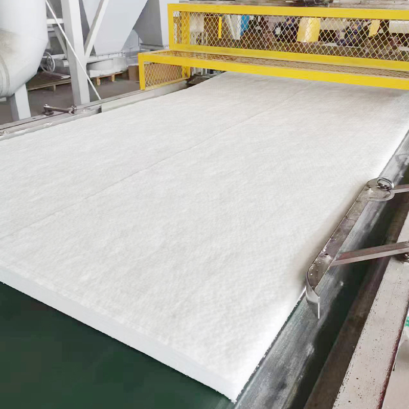 How does ceramic fiber blanket perform in terms of thermal insulation?
